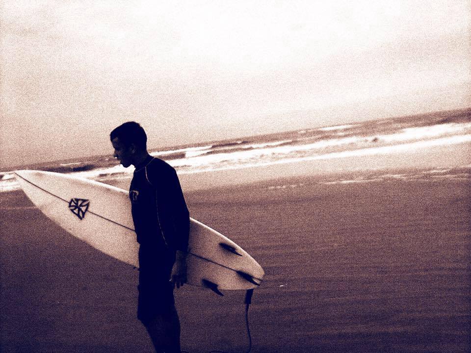 Surfista Érico de Souza Loewe na praia